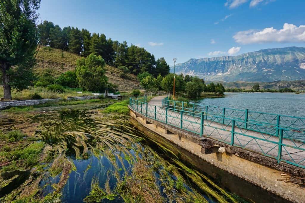 Quelle und klares Wasser bei Gjirokastra in Albanien.