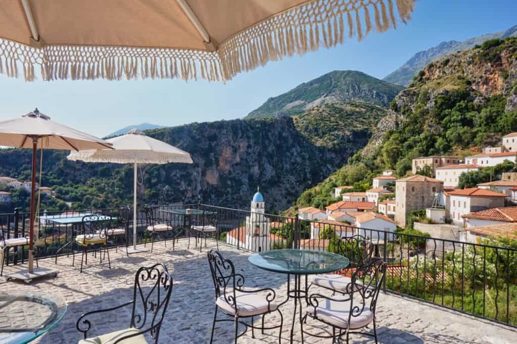 Restaurant mit Terrasse in der Altstadt von Dhërmi, Albanien.