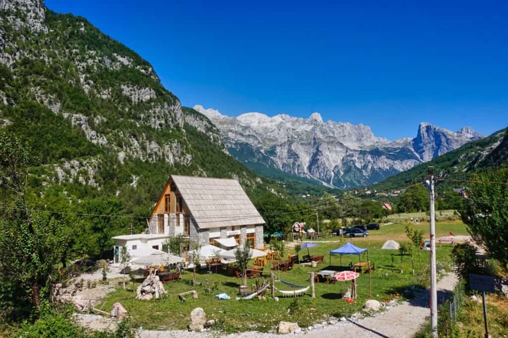 Unterkunft mit Restaurant im Dorf Theth in Albanien.