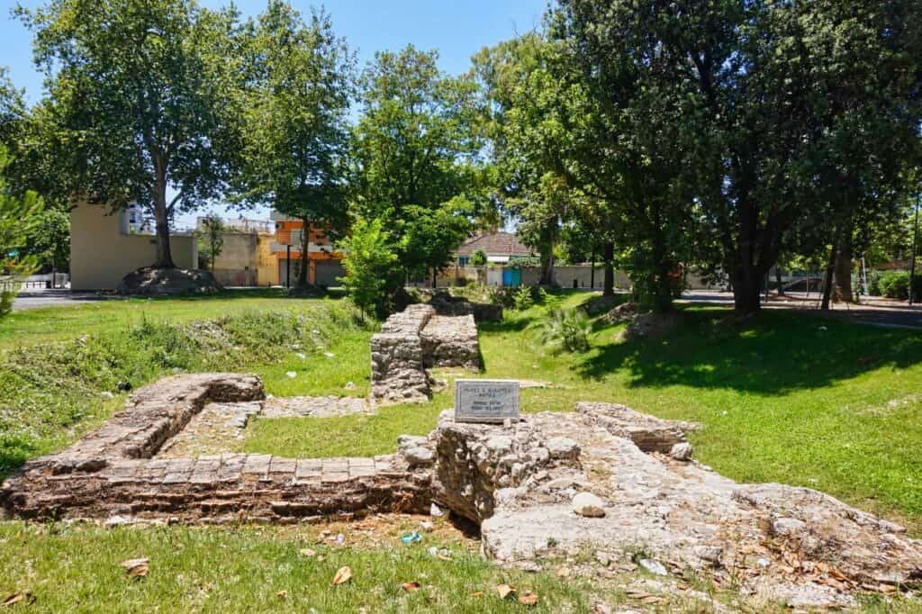 Römische Mauer im Zentrum der Stadt Vlora in Albanien.