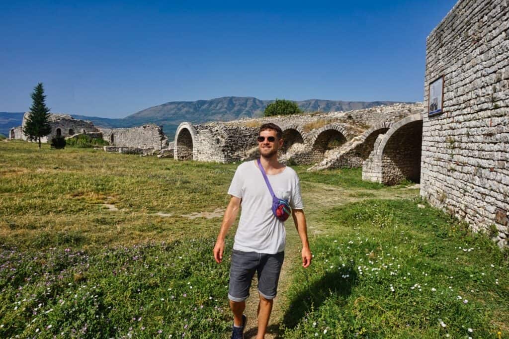 Chris auf dem Gelände der Burg von Berat bei einer Reise.