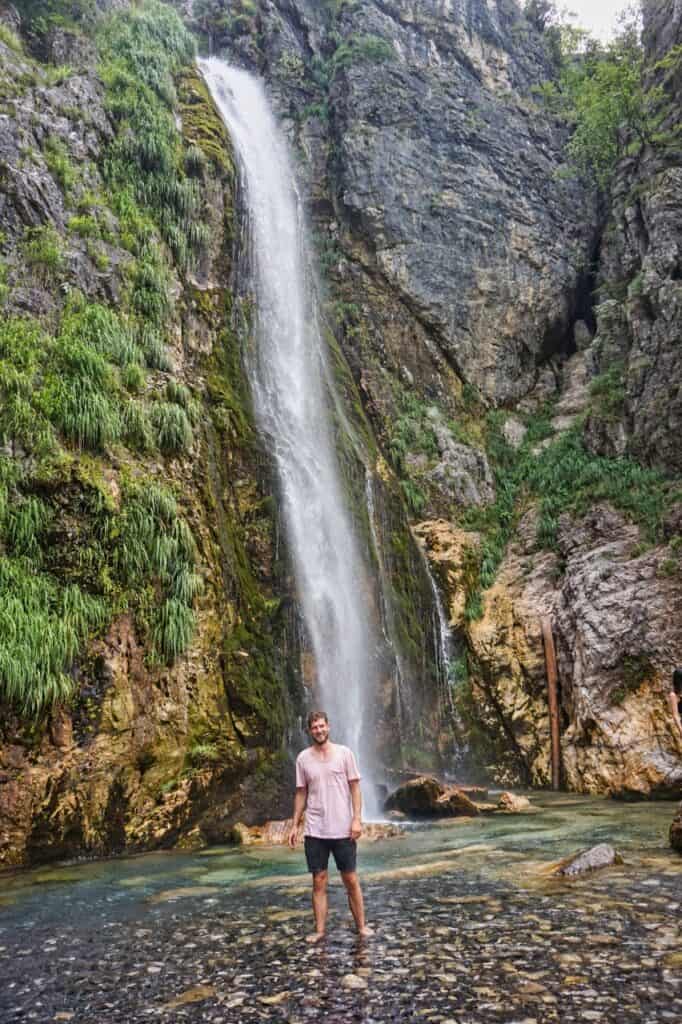 Chris am Grunas Wasserfall in Theth, Albanien.