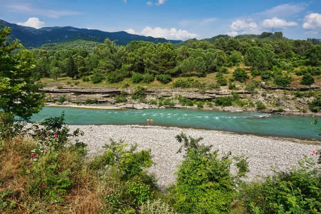 Menschen beim Schwimmen im Vjosa River in Albanien.