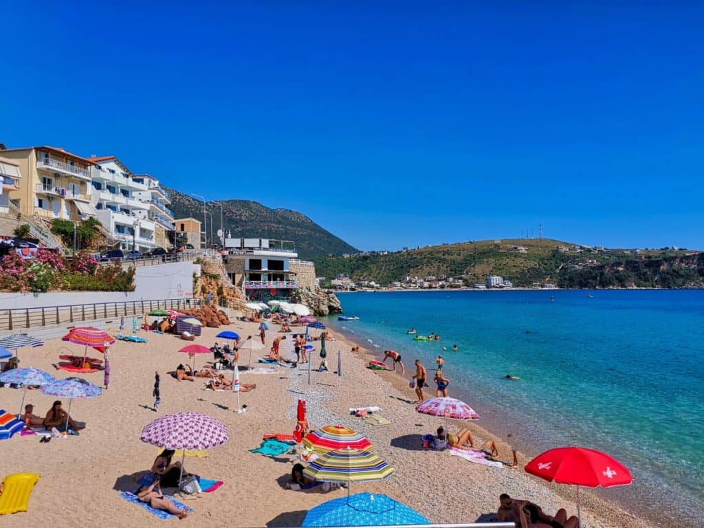 Strandabschnitt in Himara ist der Sfageio Beach.