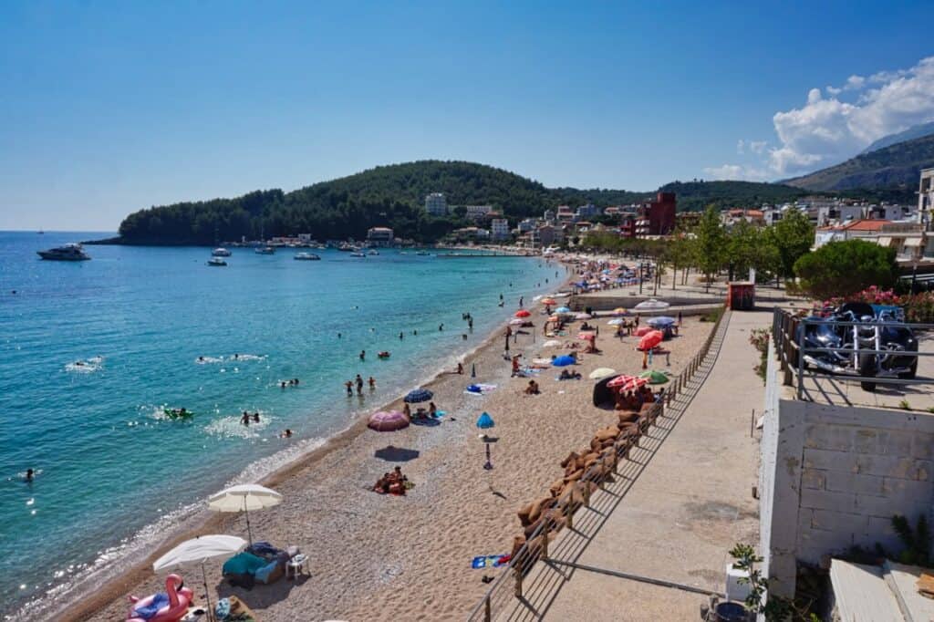 Strände Sfageio Beach und Spile Beach im Zentrum von Himara in Albanien.