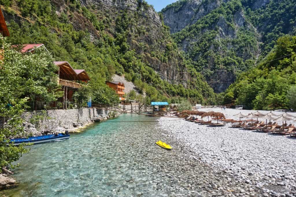 Kajak und Gästehäuser am Shala River in Albanien.