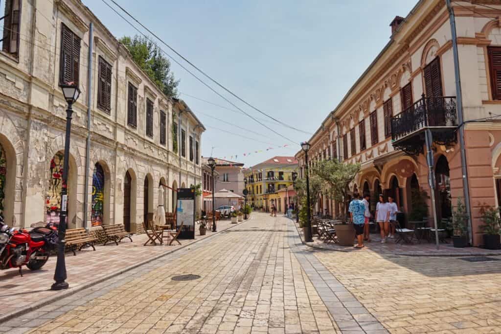 Schöne Straße in der Altstadt von Shkodra in Albanien.