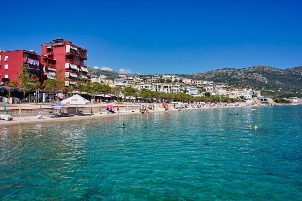 Spile Beach ist ein schöner Strand im Zentrum von Himara an der albanischen Riviera.