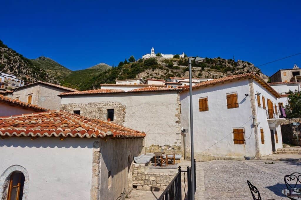 Das St. Mary Kloster über der Altstadt von Dhërmi in Albanien.