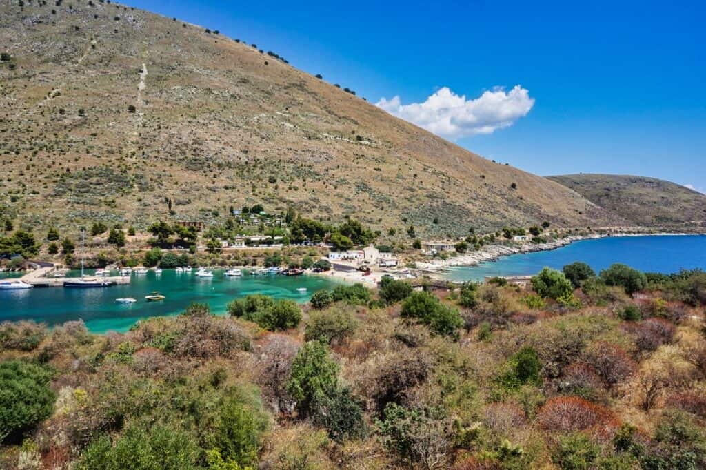 Die zwei Buchten von Porto Palermo in Albanien.