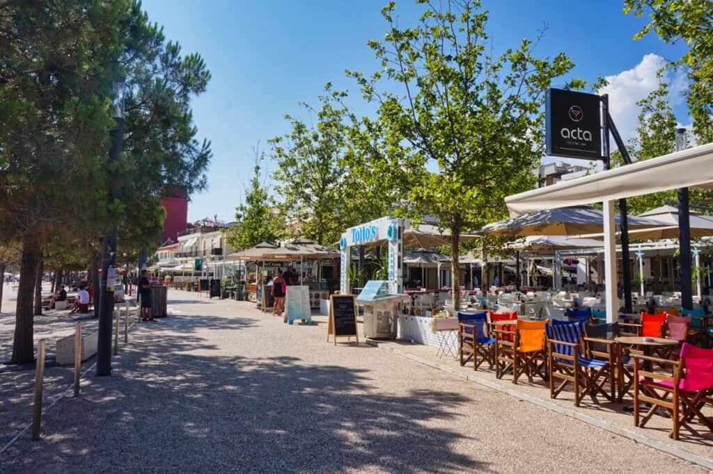 Restaurants an der Strandpromenade von Himara in Albanien.