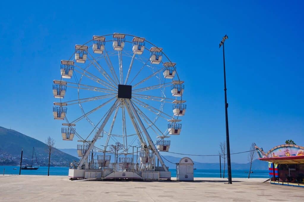 Riesenrad an der Strandpromenade von Vlora.