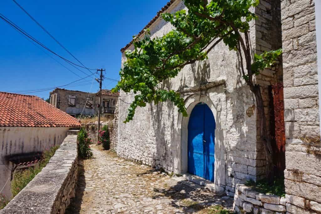 Gasse in der Altstadt von Qeparo an der albanischen Riviera.