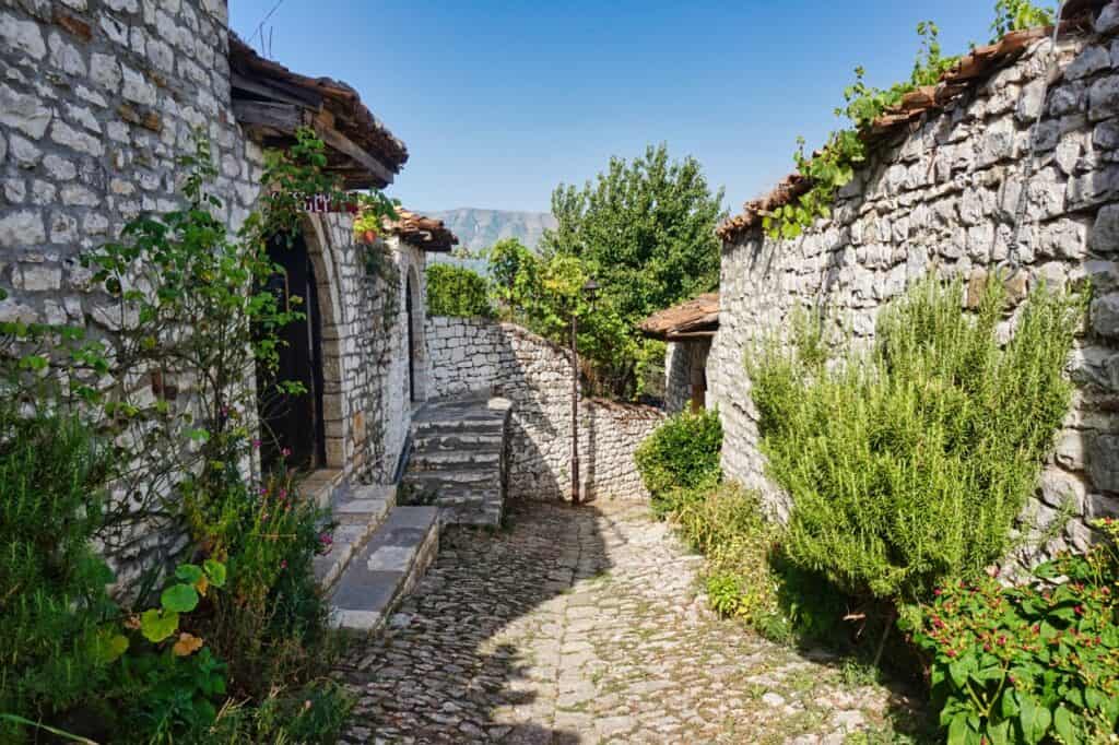 Schöne Straße auf der Burg von Berat in Albanien.