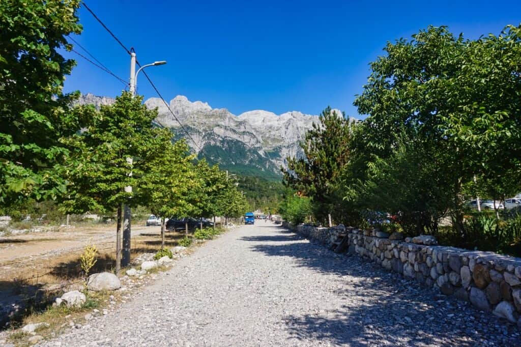 Nur noch im Dorf Theth ist die Straße nicht asphaltiert.