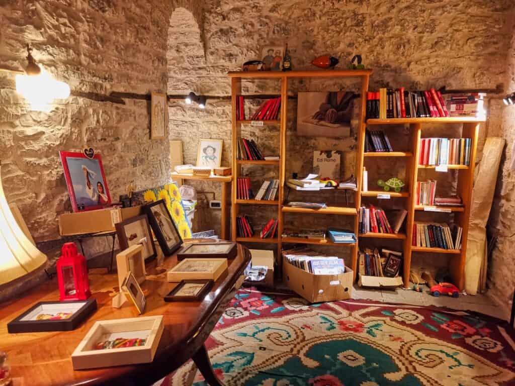 Buchladen und Café mit vegetarischem Essen ist Te Kubé in Gjirokastra, Albanien.