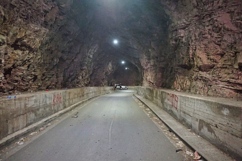 Tunnel vor dem Fähranleger am Koman See in Albanien.
