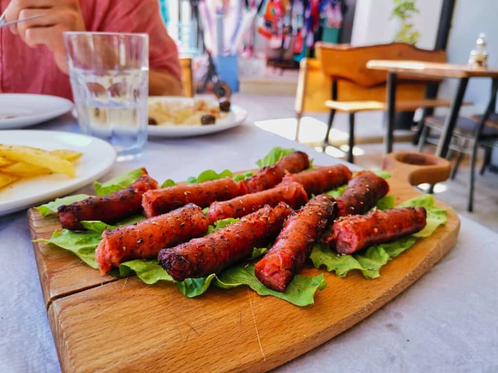 Gegrillte albanische Wurst im Restaurant Zgara Te Çunat in Himara, Albanien.