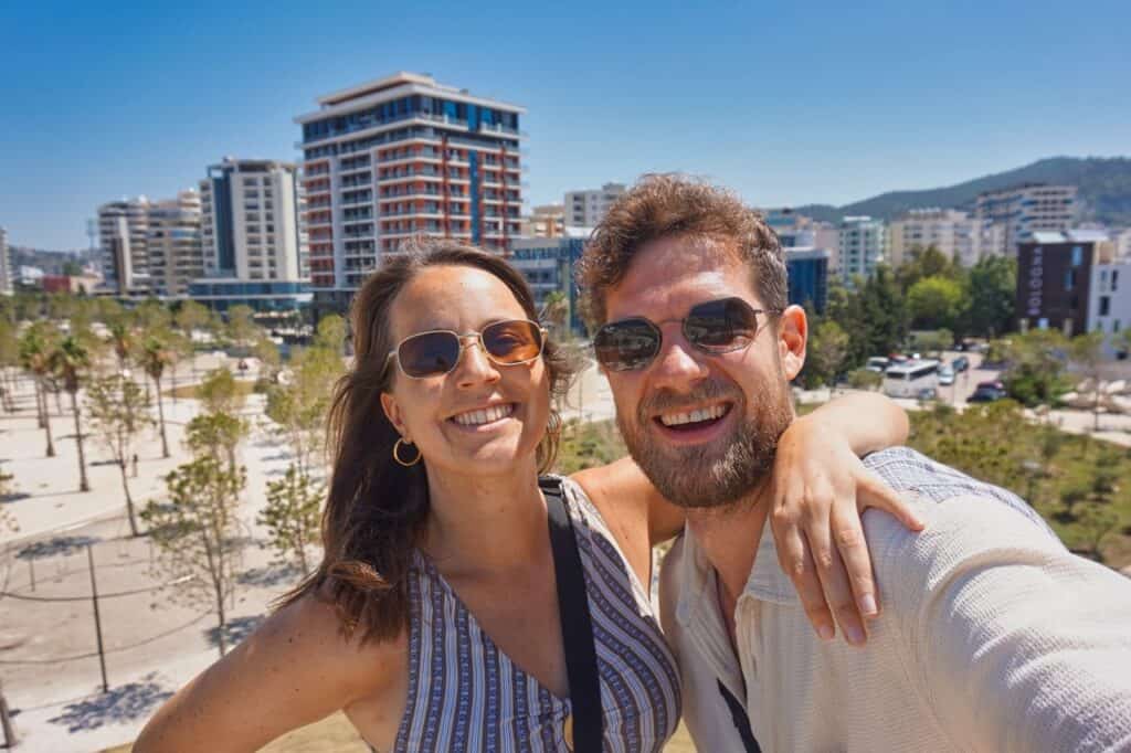 Marie und Chris teilen ihre Erfahrungen eines Urlaubs in Vlora, Albanien.