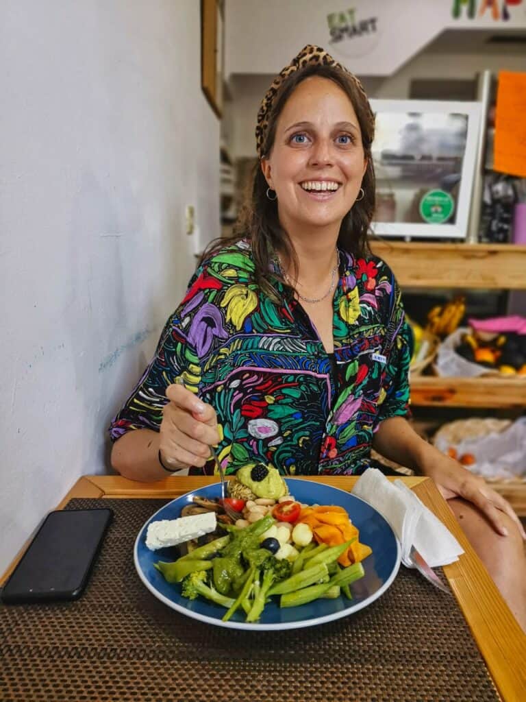 Marie mit einem veganen Essen im Happy Belly, einem Veganer Restaurant in Tirana.