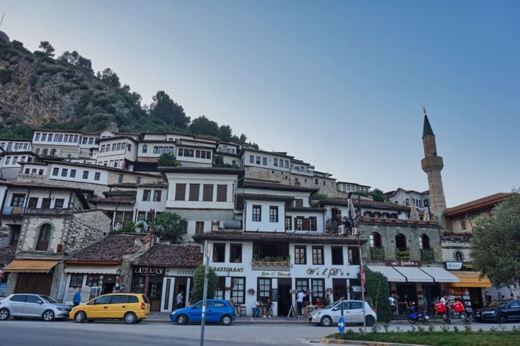 Blick auf das Viertel Mangalem, eine der größten Sehenswürdigkeiten von Berat, Albanien.