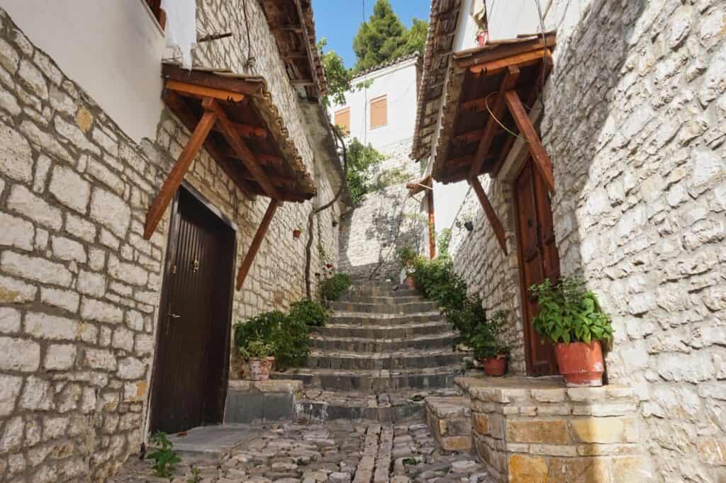 Schöne Straße in der Altstadt Mangalem in Berat, Albanien.