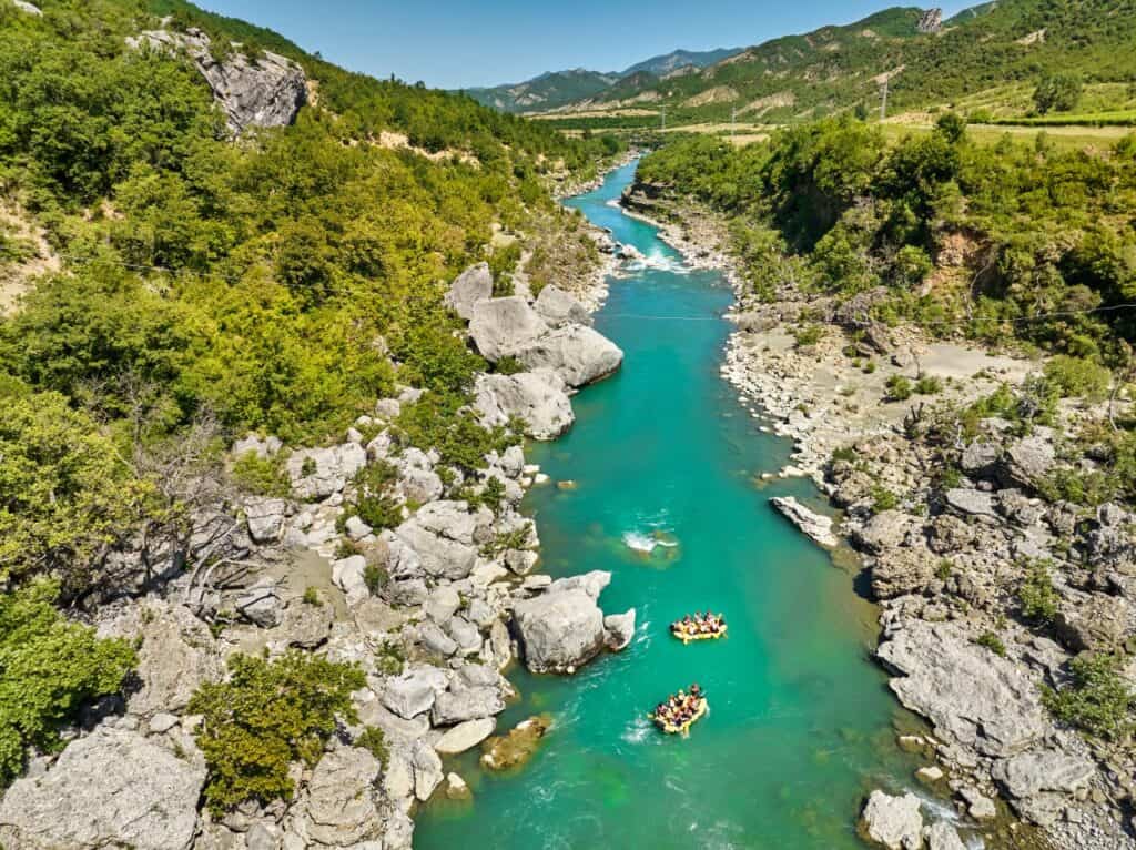 Mehrere Boote beim Rafting auf dem Vjosa River in Albanien.