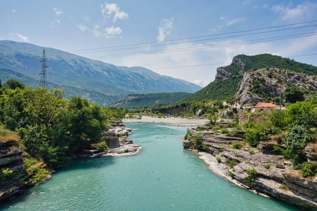 Wildfluss Vjosa River in Albanien im Vjosa Nationalpark.