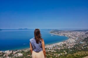 Marie Volkert blickt auf die Stadt Vlora in Albanien vom Bypass aus.