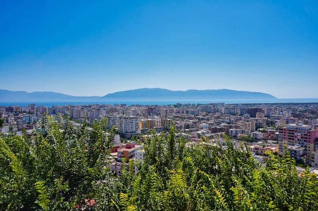 Ausblick auf die Stadt Vlora mit dem Meer im Hintergrund.