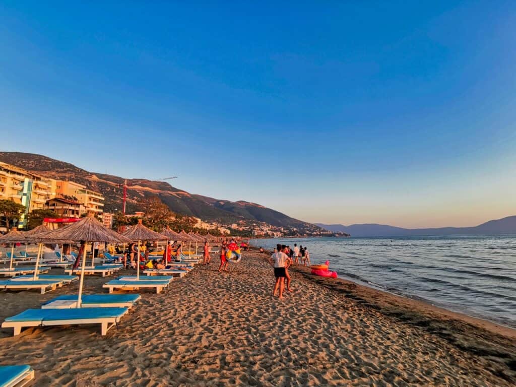 Hauptstrand von Vlora an der Strandpromenade.