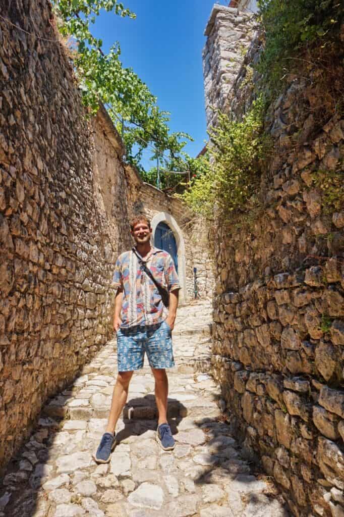 Chris in einer Gasse in der Altstadt von Vuno an der albanischen Riviera.