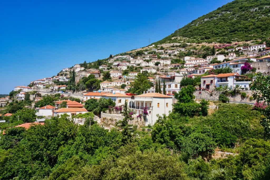 Kleines Bergdorf Vuno an der Albanischen Riviera.