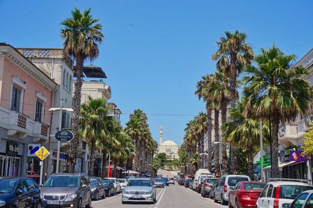 Eine Straße in Durrës bei einem Albanien Roadtrip