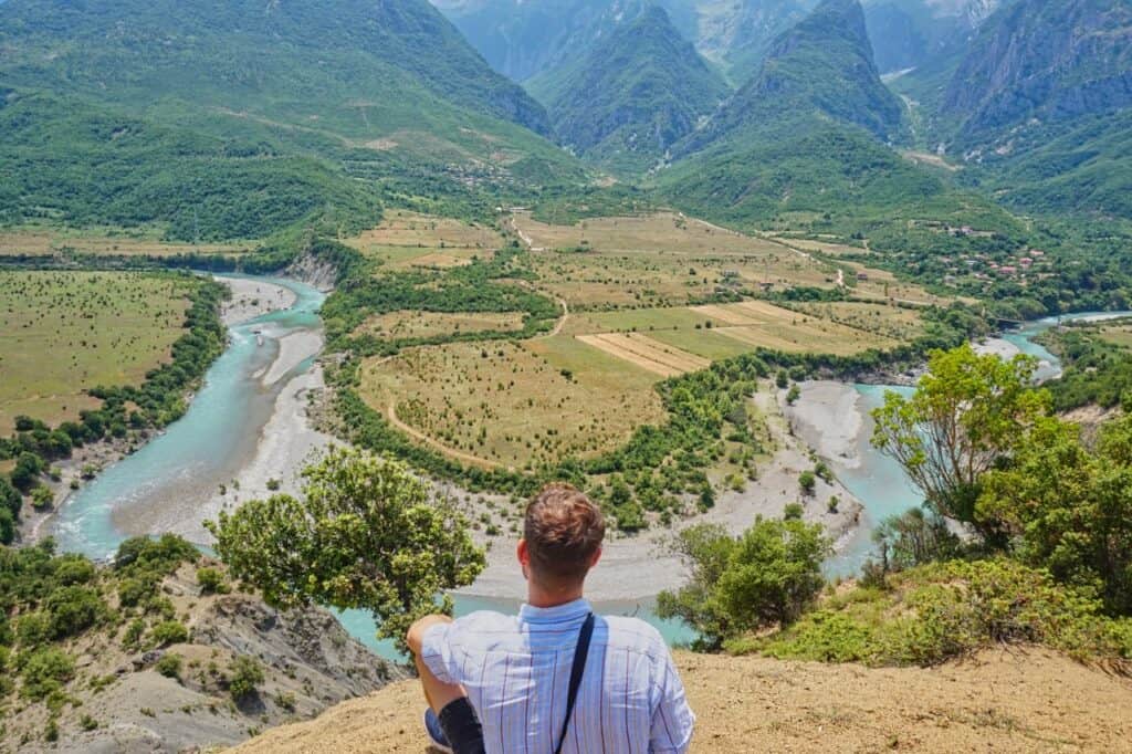 Chris denkt über die beste Albanien Rundreise nach beim Blick über die Vjosa River Bend