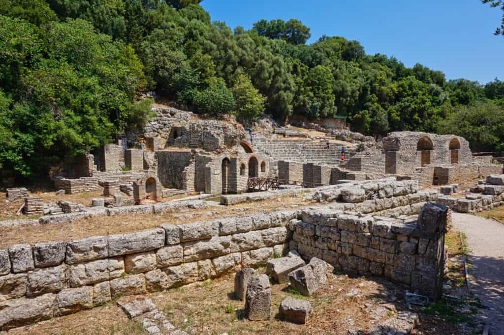 Das Asklepsios Heiligturm in Butrint aus der Ferne