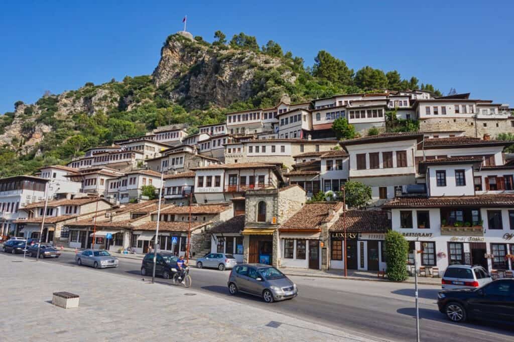 Autos fahren über die Hauptstraße in Berat