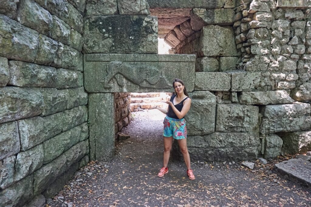 Marie steht vor dem Löwentor in Butrint