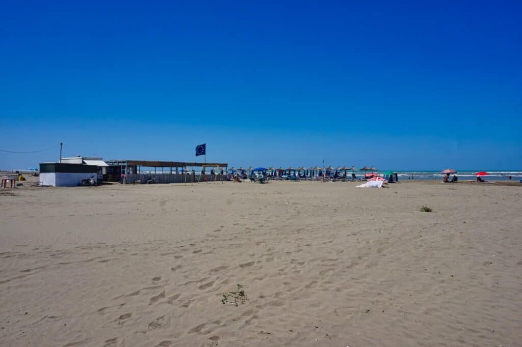 Schöner Sandstrand in Albanien ist der Divjaka Beach.