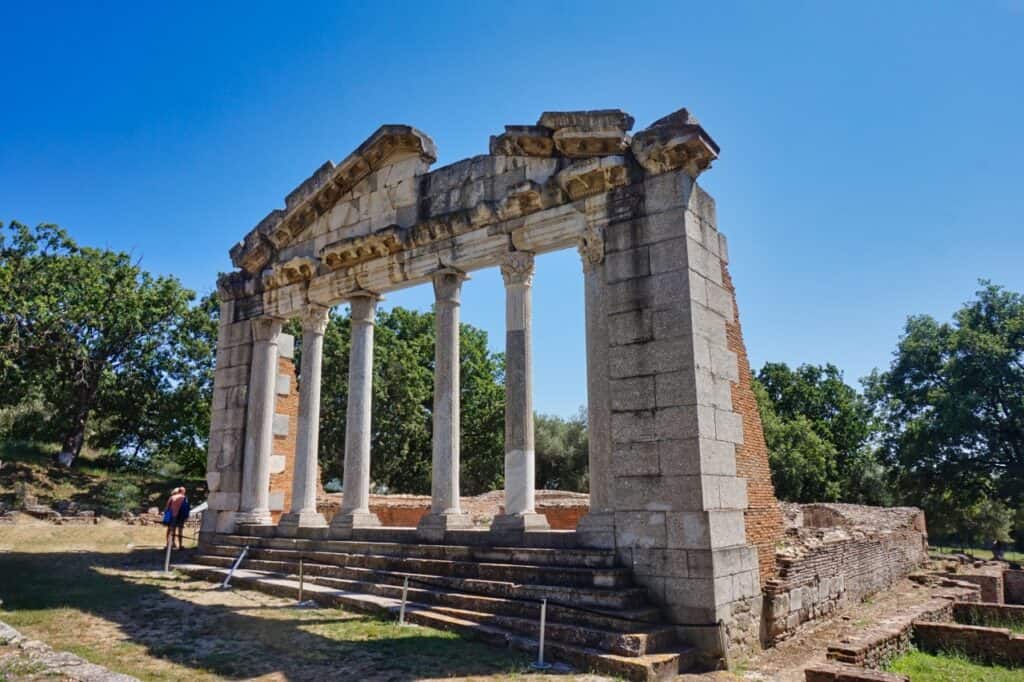 Tempel in der Ruinenstadt Apollonia, einer der größten Sehenswürdigkeiten in Albanien.