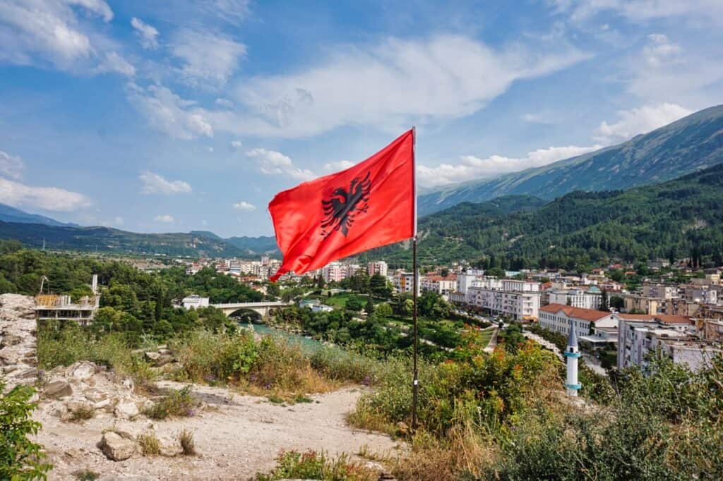 Albanienflagge in der Stadt Permet bei einem Urlaub in Albanien.