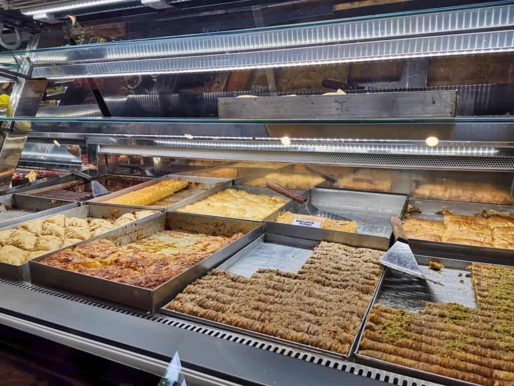 Vitrine mit verschiedenen Sorten Baklava in einem Café in Albanien.