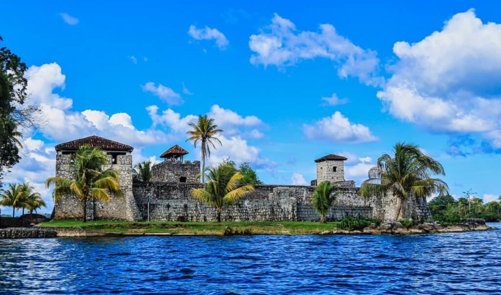 Castillo de San Felipe de Lara vom Wasser aus am Rio Dulce in Guatemala.