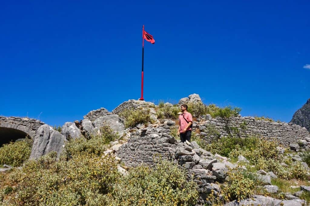 Chris auf der Burg Borsh bei einem gefährlichen Urlaub in Albanien.