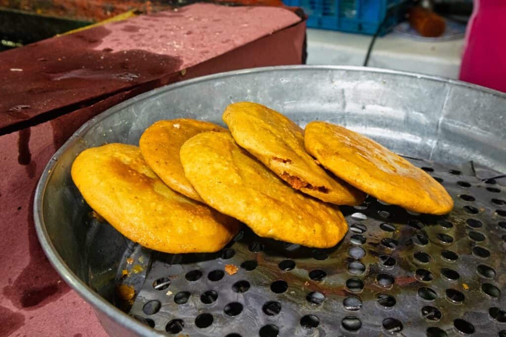 Gorditas an einem Streetfoos Stand in Mexiko sind ein typisches Essen.