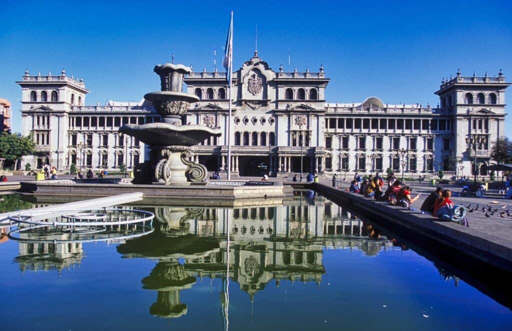 Der Palacio Nacional ist ein schönes Gebäude in der Altstadt von Guatemala City.