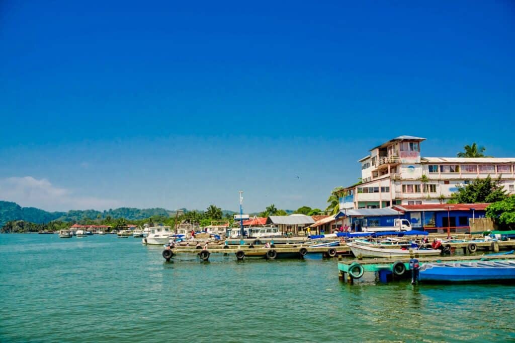 Bunter Hafen im Ort Livingston an der Karibikküste von Guatemala.