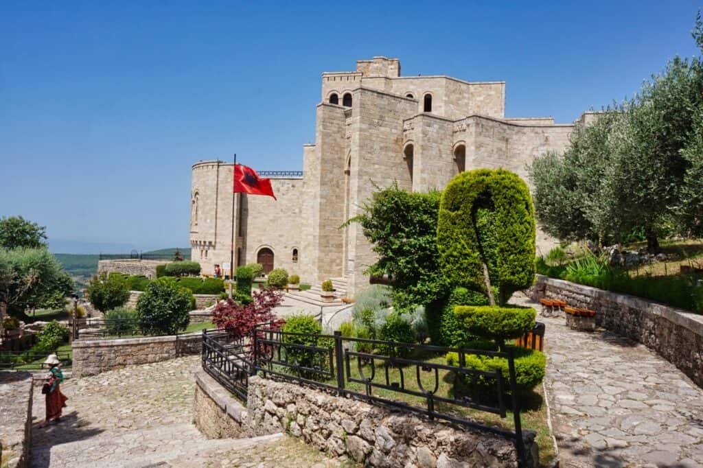 Gelände der Burgruine mit Skanderbeg-Museum in der Stadt Kruja in Albanien.