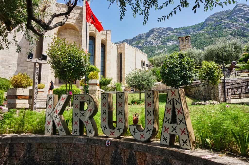 Kruja Schild auf der Burg von Kruja in Albanien.