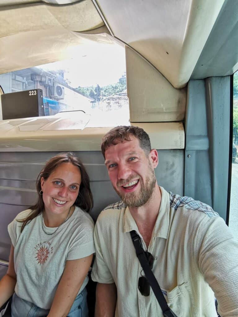 Chris und Marie in einem Bus beim Backpacking in Albanien.